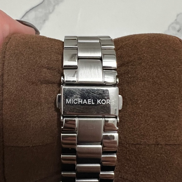 Michael Kors Slim Runway Silver-Tone Watch - Picture 7 of 7